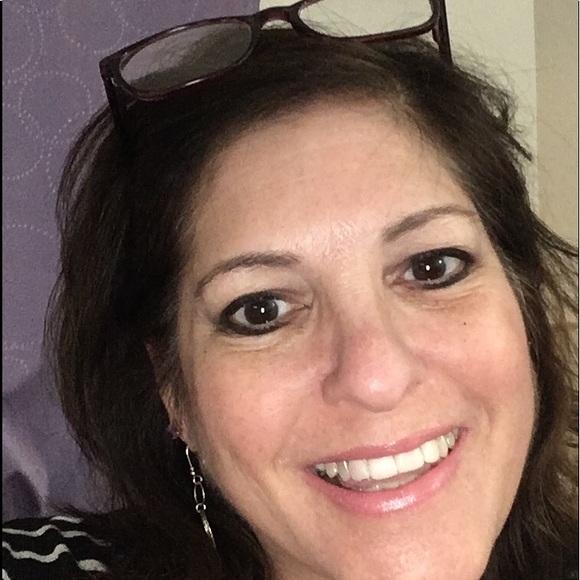 Meet your Posher, Laura - Picture 1 of 4